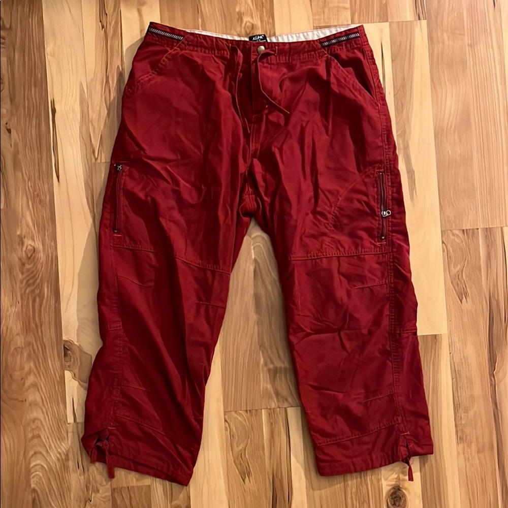 Women’s Red Cargo capris